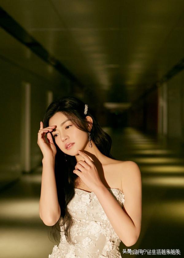 陳妍希一襲露肩長裙仙氣飄飄