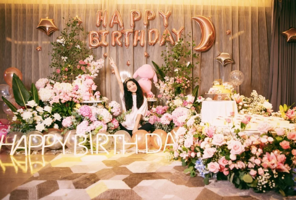 33歲趙麗穎現場生日照被瘋傳，照片放大後，這頭冠我沒看錯吧