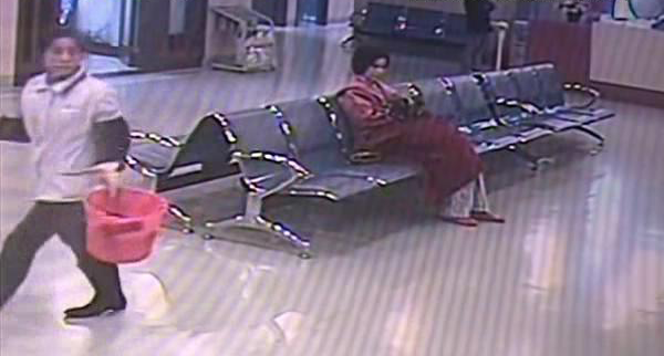 女子懷胎一年未生產遭到丈夫拋棄,身無分文的她挺著50斤巨肚流浪 女子懷胎一年未生產遭到丈夫拋棄,身無分文的她挺著50斤巨肚流浪