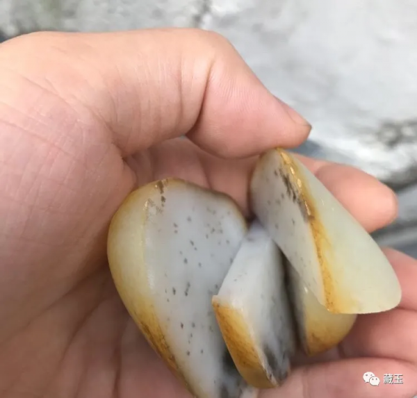 要扔掉的邊角料裡竟然藏著一把十幾萬的壺!一個玉雕師的悲痛史 要扔掉的邊角料裡竟然藏著一把十幾萬的壺!一個玉雕師的悲痛史