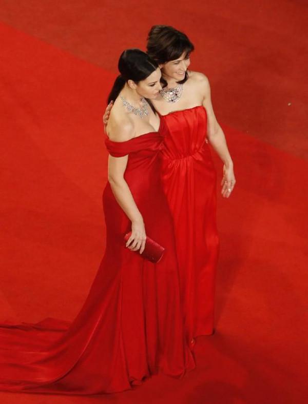 莫妮卡和蘇菲·瑪索“撞衫”,紅裙禮服復古優雅,美得各有風韻 莫妮卡和蘇菲·瑪索“撞衫”,紅裙禮服復古優雅,美得各有風韻