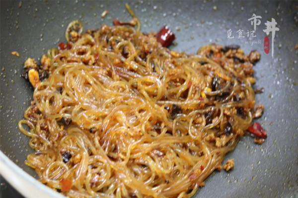 冬天，抓把粉絲泡一泡，炒一鍋解饞下飯還營養，不愁沒好菜了