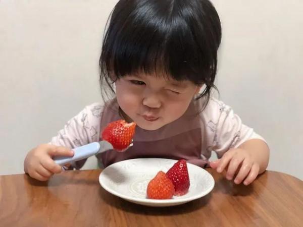 日本“紙箱寶寶”長大了！看過她爸媽的照片後，我酸了