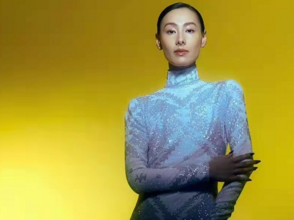 頂級名媛梁洛施顏值絕了！穿露背亮片裙跟名導拍大片，女人味爆棚