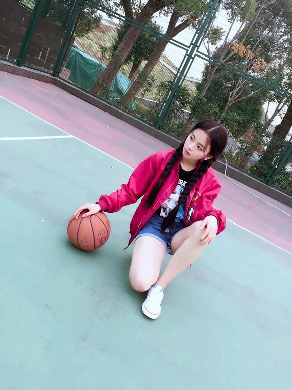 草根少女楊超越：從服務員到爆紅，讓無數二代咬牙切齒又望塵莫及