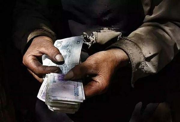 18歲農村娃考上北大，全村湊錢贈路費，百億身價後送每戶村民別墅