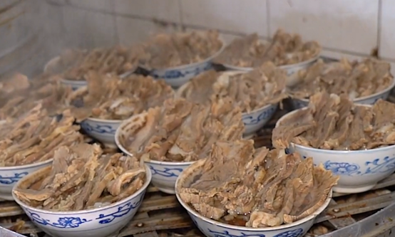 河南店小量大的美食店，一碗40元原油肉，一天要賣10只羊