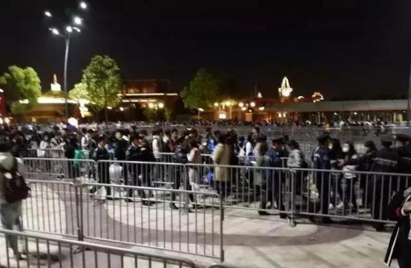 凌晨三點排隊購物