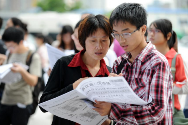 大學生畢業需謹慎,“三方協議”別隨便籤署,容易丟了應屆生身份 大學生畢業需謹慎,“三方協議”別隨便籤署,容易丟了應屆生身份
