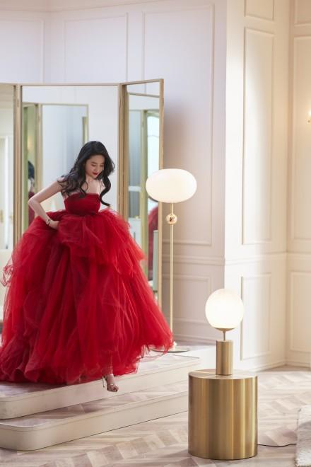 劉亦菲身披覆古紅大衣，戴閃耀珠寶有名媛範兒！紅唇妝容很美