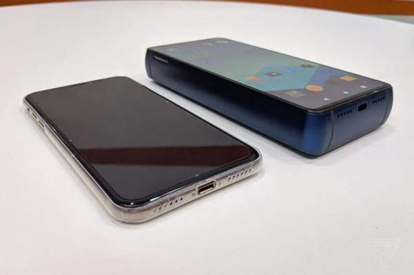 奇葩智慧手機充電寶中合體,文能娛樂,武能防身,遇到危險變板磚 奇葩智慧手機充電寶中合體,文能娛樂,武能防身,遇到危險變板磚