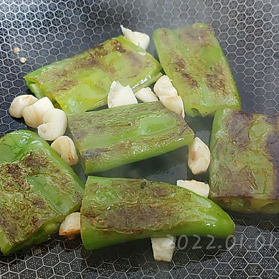 這道虎皮椒蒜荷包蛋香極了，兒子三天兩頭就要吃