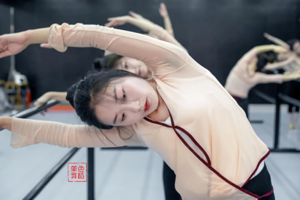 舞蹈腰部基本功如何練習更安全?一個人在家就能練習,學起來 舞蹈腰部基本功如何練習更安全?一個人在家就能練習,學起來