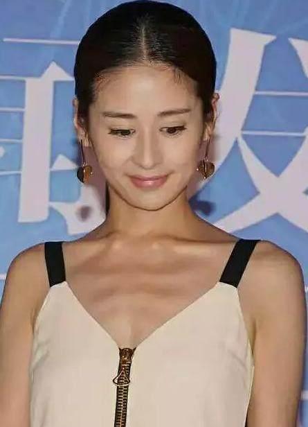 女明星以瘦為美，看到Angelababy後背瘦骨嶙峋，真心疼啊