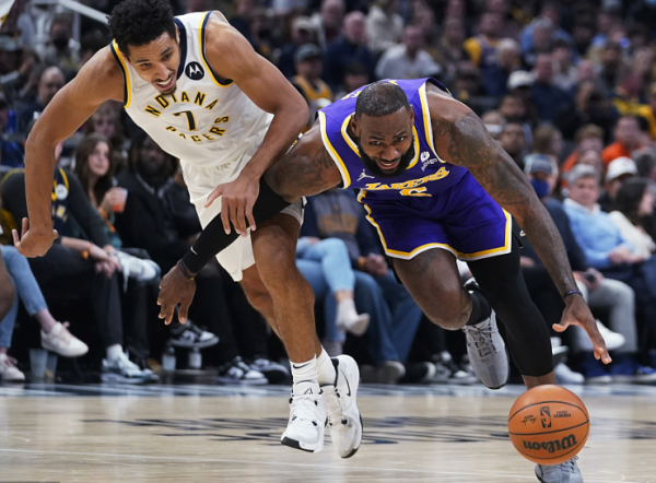 女球迷嘲諷詹皇愛哭寶寶被趕走！勒布朗關鍵球轟17分，送雙重打臉