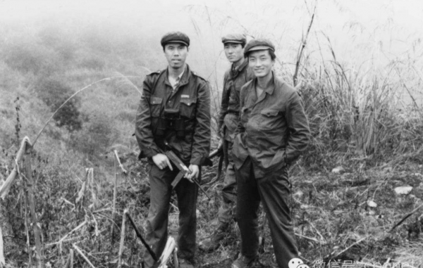 越軍女兵端著槍，和解放軍偵察兵擦身而過，卻毫無察覺