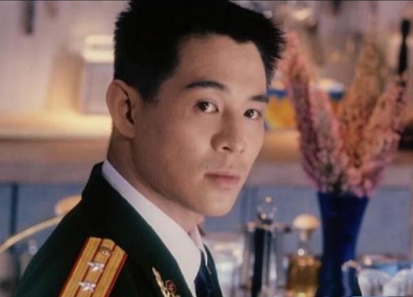 李連杰大火後，請大哥做助理年薪120萬，為啥二哥還在農村種地？