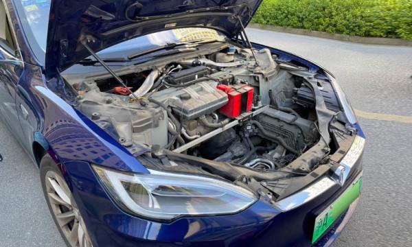 特斯拉的12V電池沒電了怎麼辦?你可以叫個上門服務 特斯拉的12V電池沒電了怎麼辦?你可以叫個上門服務