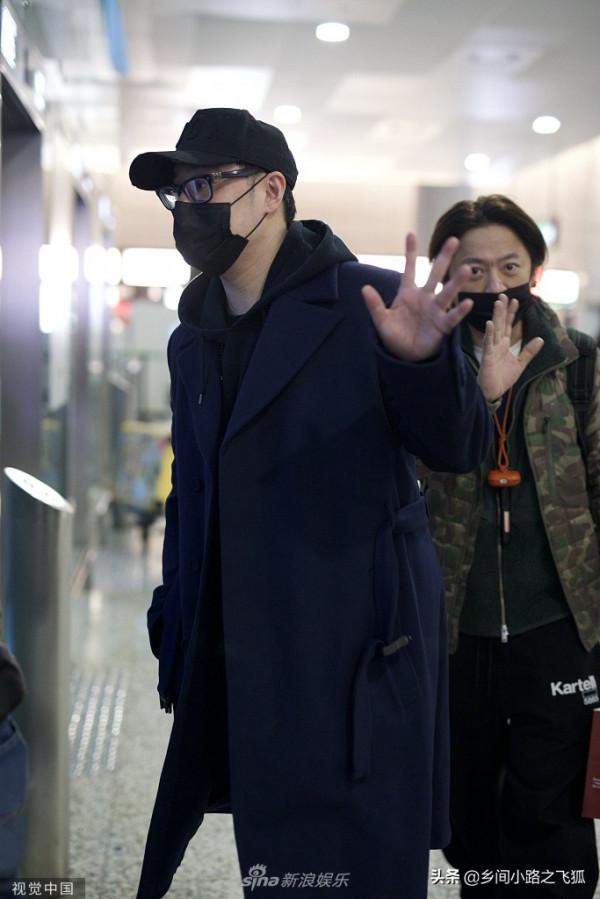 潘瑋柏棒球帽搭眼鏡低調帥氣 穿衛衣搭大衣時髦保暖 潘瑋柏棒球帽搭眼鏡低調帥氣 穿衛衣搭大衣時髦保暖