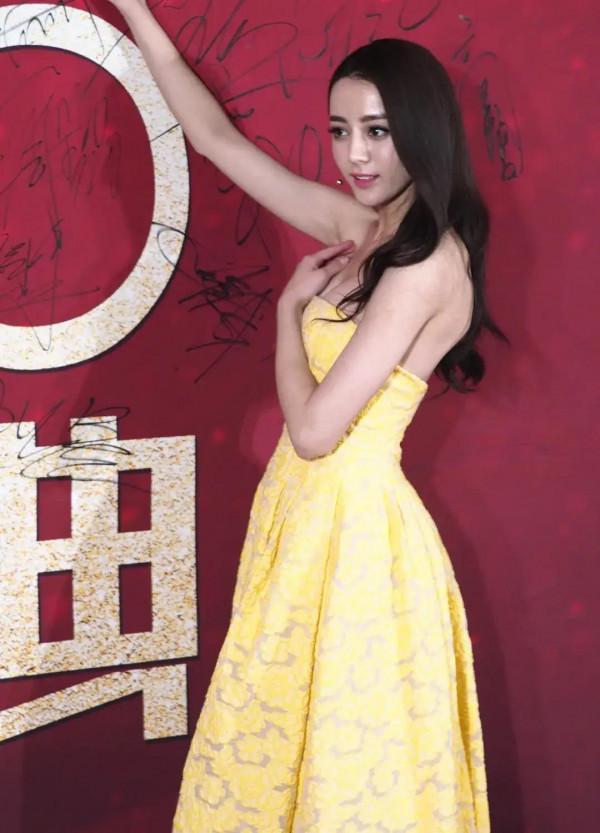 熱巴這身白色裙子好漂亮