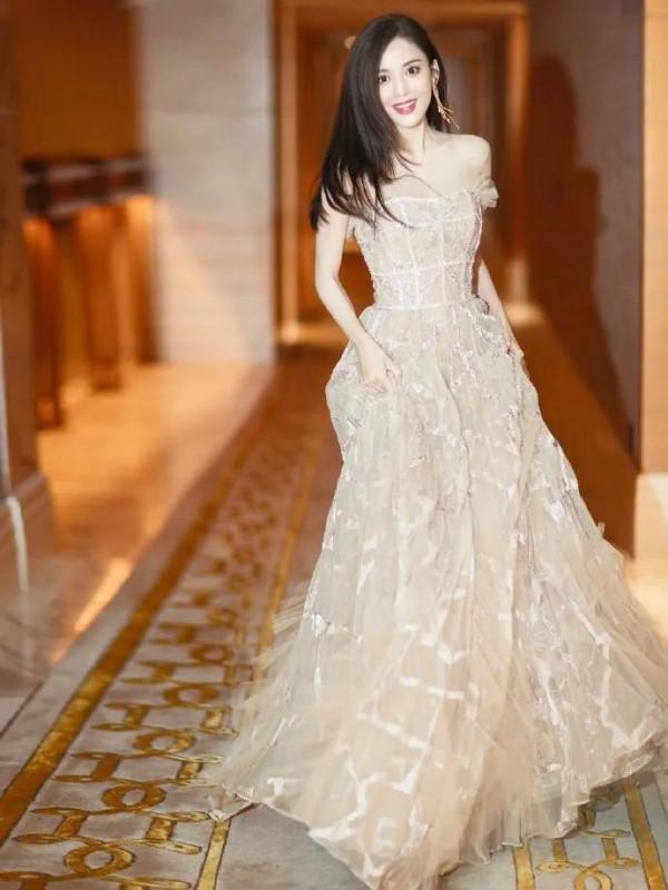 古力娜扎，著抹胸長裙優雅動人，長髮披肩美到發光 ​