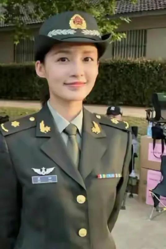 穿上軍裝的李沁:英姿颯爽,霸氣十足 穿上軍裝的李沁:英姿颯爽,霸氣十足