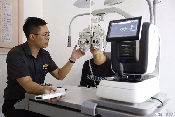 第一批用鐳射手術治近視的人，現在眼睛怎麼樣了？有後遺症嗎？