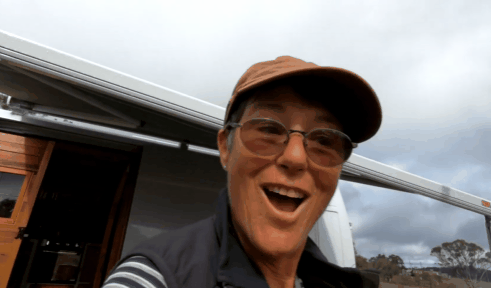 64歲姑娘賣房去流浪，把全世界裝進僅8㎡家：希望我老了能這麼酷