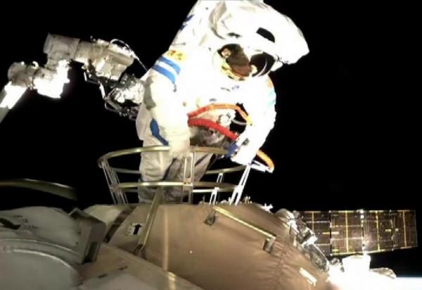 異常的宇宙射線來自哪裡?劉伯明還未完成任務,需要回艙緊急躲避 異常的宇宙射線來自哪裡?劉伯明還未完成任務,需要回艙緊急躲避