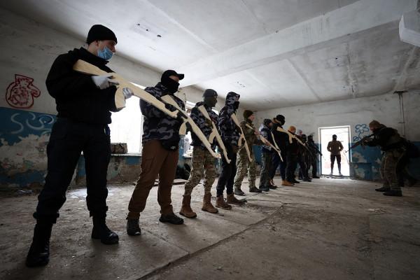 俄烏緊張局勢升級 烏克蘭平民開始接受戰鬥和生存訓練