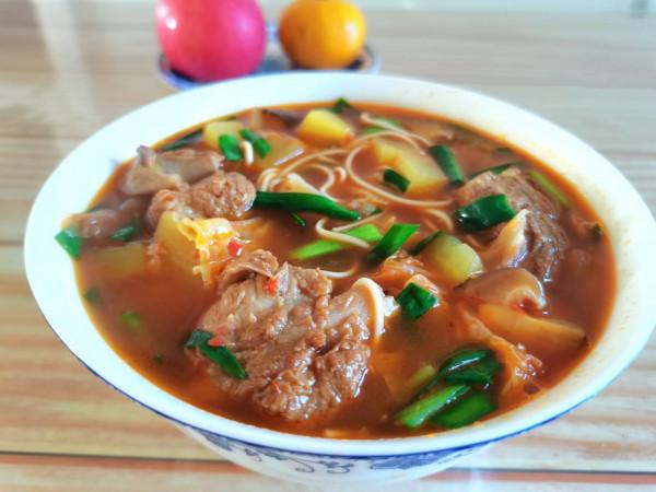 一個人的晚餐不湊合,給自己做一碗美味的排骨麵,真香 一個人的晚餐不湊合,給自己做一碗美味的排骨麵,真香