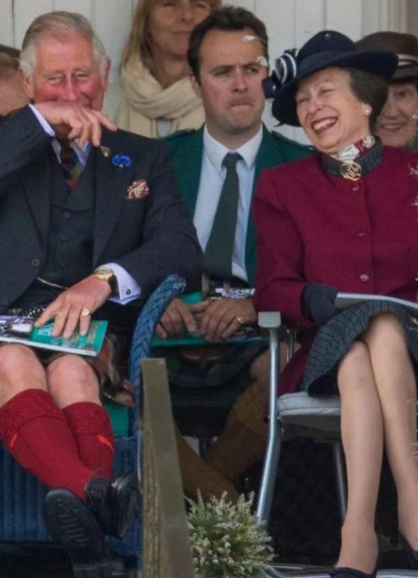 查爾斯也有柔情的一面:4歲託著妹妹爬窗戶,70歲還幫她整理帽子 查爾斯也有柔情的一面:4歲託著妹妹爬窗戶,70歲還幫她整理帽子