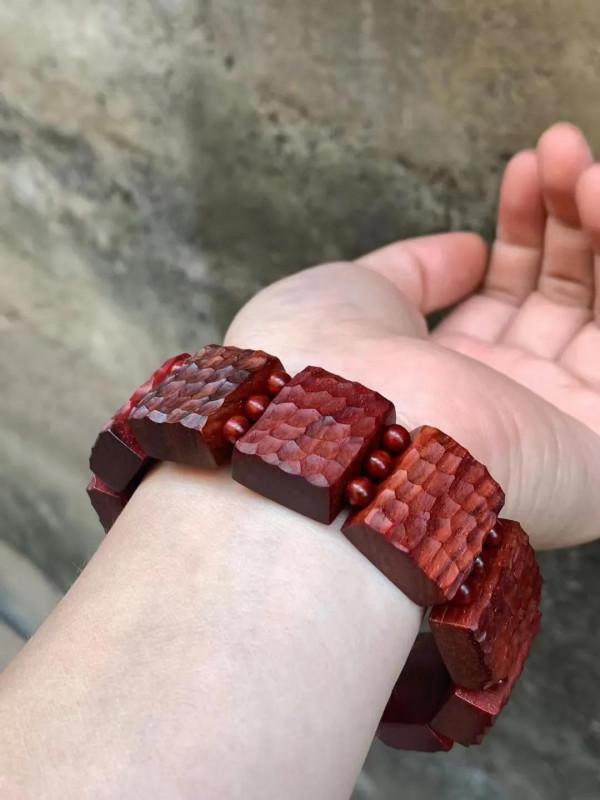 木牌，以刀削以錘紋，這手串怎麼如此漂亮