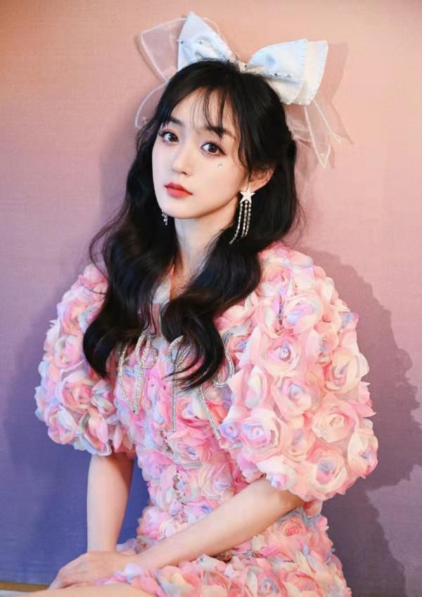 何泓姍30+的年紀18歲 歲的臉，穿“日系校服”真嫩，看不出年紀感