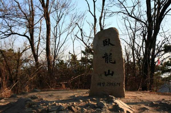 30年前，韓國五名少年失蹤，11年後發現纏在一起的屍骨，上壓巨石