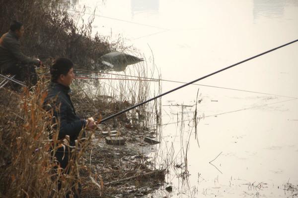 學會找魚窩的兩個技巧，眼神不好也能輕鬆找到魚窩子