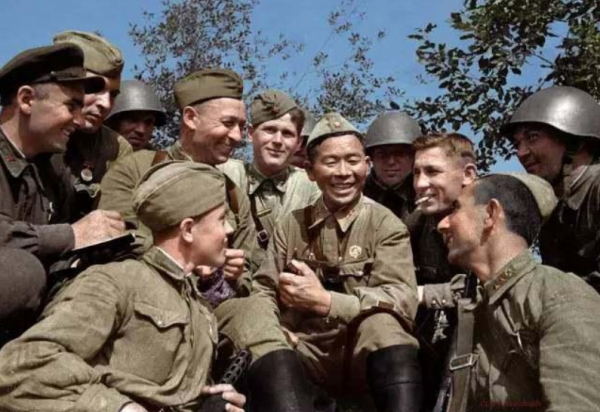 蘇聯傳奇狙擊手：黃面板、 煙不離手，4年殺敵368個