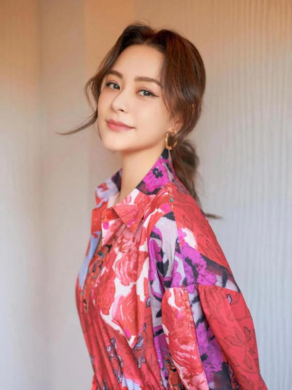 twins組合再次合體，姐妹倆的花裙子很適合拍照，像變了個人一樣