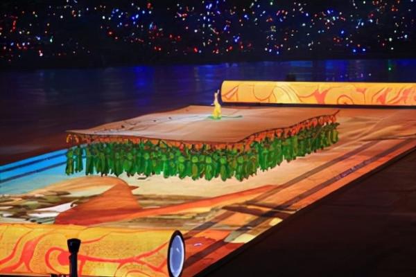 一秒之差從奧運舞臺摔落，終身殘疾，張藝謀愧疚一生的女人還好嗎