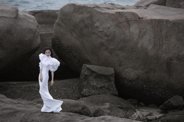 佟麗婭，膚白貌美，優雅綻放