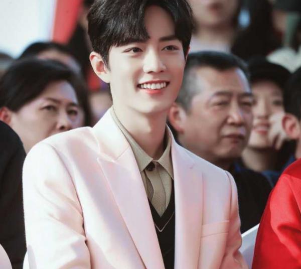 肖戰被母校認可，被評為“優秀學生代表”，不愧是學生的榜樣