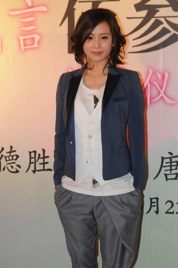 十年前的劉詩詩也太嫩了,感覺臉蛋能掐出水,穿灰色服裝還挺文藝 十年前的劉詩詩也太嫩了,感覺臉蛋能掐出水,穿灰色服裝還挺文藝