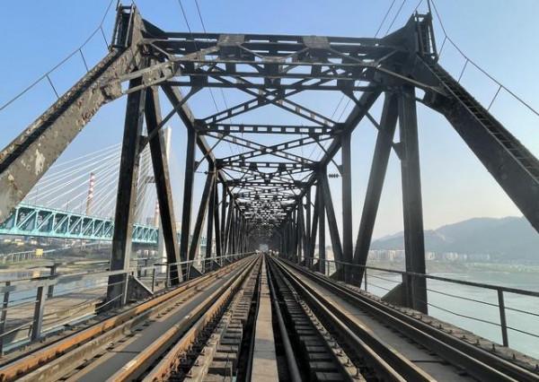 重慶遊不一樣玩法：乘綠皮火車逛廢棄古鎮，賞中國第二鐵路大橋