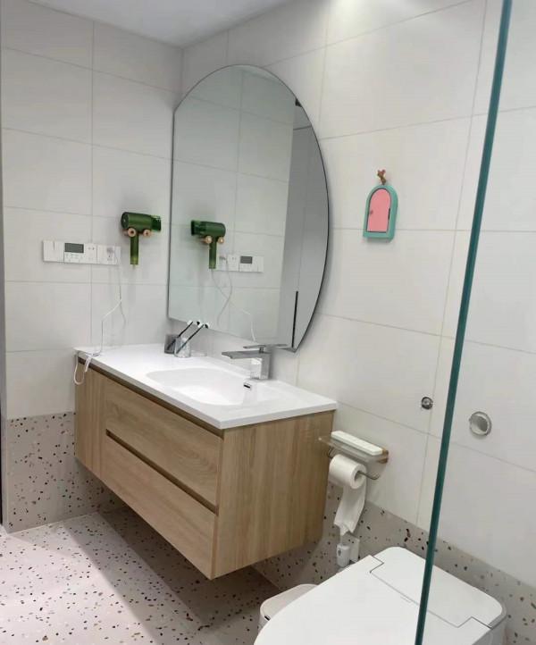 她家全屋大白牆，簡約又大方，電視牆做櫃子，飄窗改吧檯，真明智