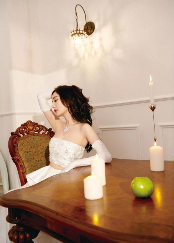 楊冪活動盛典造型大片 身穿白色禮服 搭配華美珠寶 優雅迷人的美冪