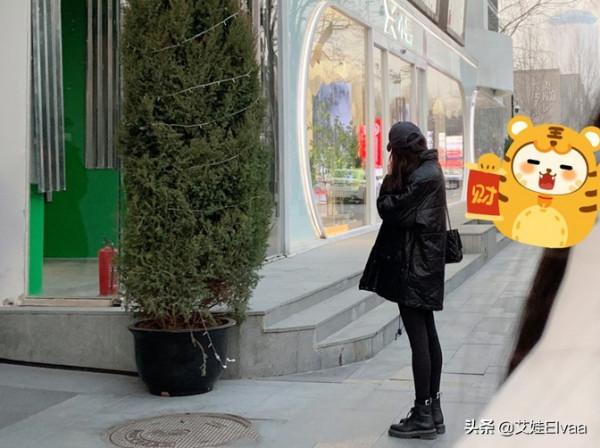 楊冪三里屯逛街被偶遇，穿黑色好小，路人鏡頭下腿細成竹竿太加分