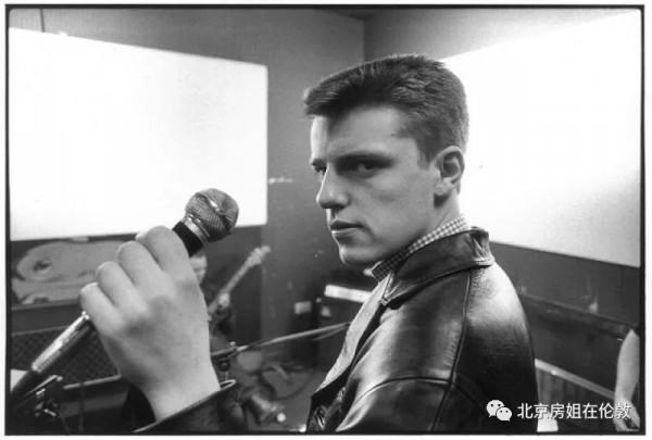 Madness樂隊主唱Suggs前住宅要價£1,950,000,附帶一個鍍金酒吧 Madness樂隊主唱Suggs前住宅要價£1,950,000,附帶一個鍍金酒吧