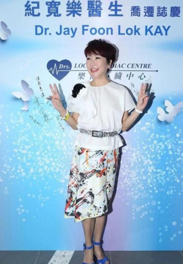 謝霆鋒媽媽挺趕時髦的,穿白上衣配小粉裙,70歲看著像40歲出頭 謝霆鋒媽媽挺趕時髦的,穿白上衣配小粉裙,70歲看著像40歲出頭