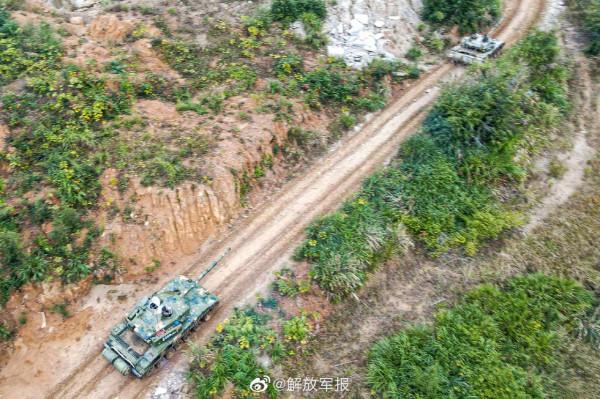 大片！坦克霸氣進擊