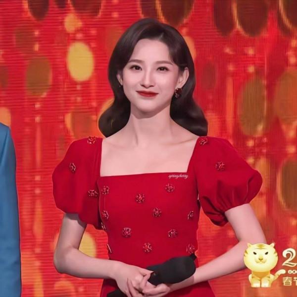 春晚新晉主持馬凡舒撞衫謝娜！禮服到底怎麼選？速速收藏